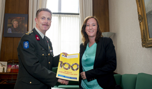 CindyoverhandigtPMaanHansweb300